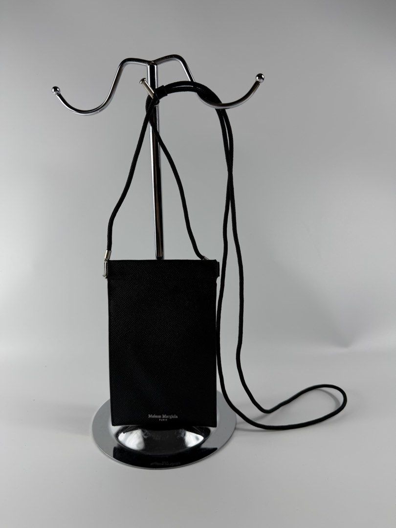 Maison Margiela - Phone Holder (Category: Luxury Bags & Wallets) located in Mabalacat. Submitted by seanthep (Listing ID 1469503329, Image 2). Description: No issue in canvas Clean inside and out.