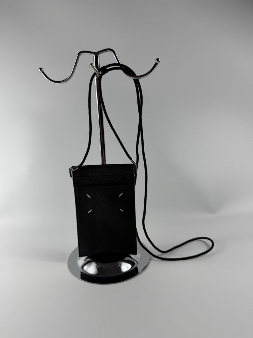Maison Margiela - Phone Holder (Category: Luxury Bags & Wallets) located in Mabalacat. Submitted by seanthep (Listing ID 1469503329, Image 1). Description: No issue in canvas Clean inside and out.