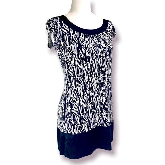 Mango Black & White Pattern Tunic S/M (Category: Dresses) located in Paranaque City. Submitted by calm_youngstore7 (Listing ID 1469402952, Image 3). Description: - Brand: Mango - Design: Black and white pattern with solid black scoop neckline and bottom hem - Features: Short sleeves, flattering silhouette, and functional side pockets - Versatility: Perfect for casual outings or office wear - Size: Best fits Small to Medium.