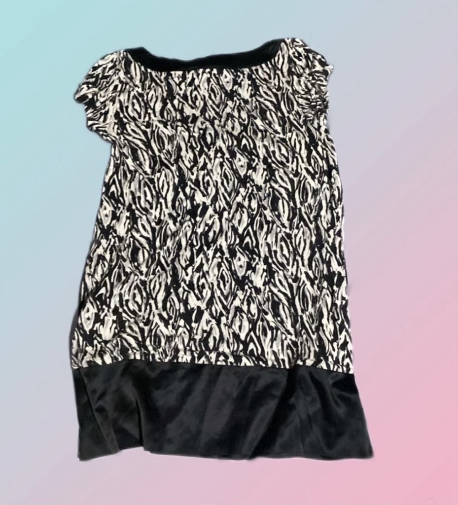 Mango Black & White Pattern Tunic S/M (Category: Dresses) located in Paranaque City. Submitted by calm_youngstore7 (Listing ID 1469402952, Image 2). Description: - Brand: Mango - Design: Black and white pattern with solid black scoop neckline and bottom hem - Features: Short sleeves, flattering silhouette, and functional side pockets - Versatility: Perfect for casual outings or office wear - Size: Best fits Small to Medium.