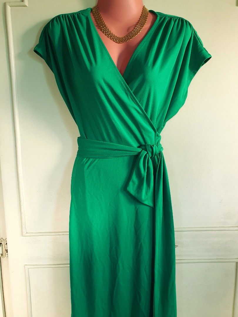 MANGO Green WRAP Dress Size XS (Category: Dresses) located in Quezon City. Submitted by carbonfootprint (Listing ID 1469550536, Image 1). Description: - Brand: Mango - Color: Solid green - Size: EUR XS / USA 2, ANKLE-Length for 5'1" - Material: 69% polyester, 31% recycled polyester - Style: V-neckline, cap sleeves, wrap style with side waist tie - Length: 31 inches from waist to hem - Condition: Great piece, simple and classic for party or office