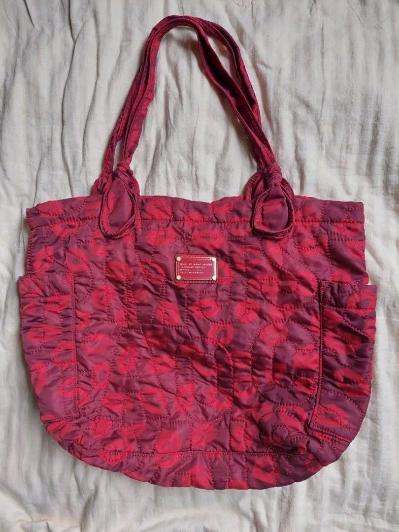 Marc by Marc Jacobs tote bag (Category: Luxury Bags & Wallets) located in Baguio. Submitted by h4zz4thriftsy2k (Listing ID 1469403817, Image 1). Description: Very spacious Ganda in actuall.