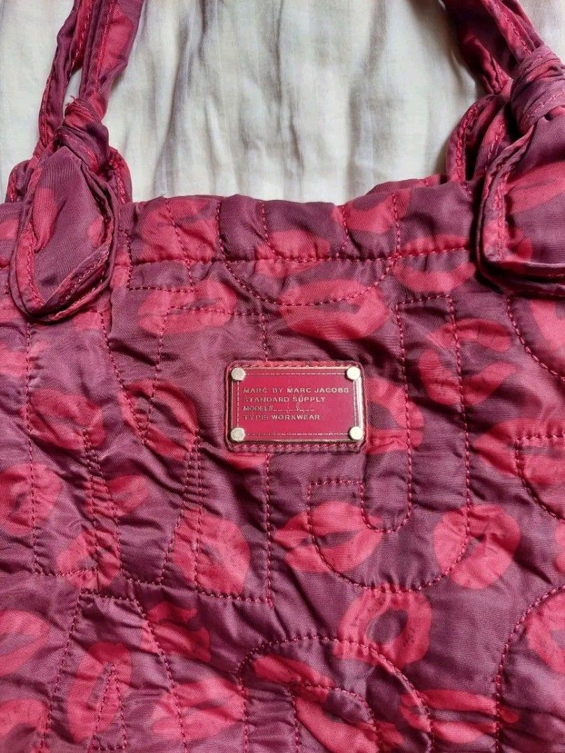 Marc by Marc Jacobs tote bag (Category: Luxury Bags & Wallets) located in Baguio. Submitted by h4zz4thriftsy2k (Listing ID 1469403817, Image 2). Description: Very spacious Ganda in actuall.