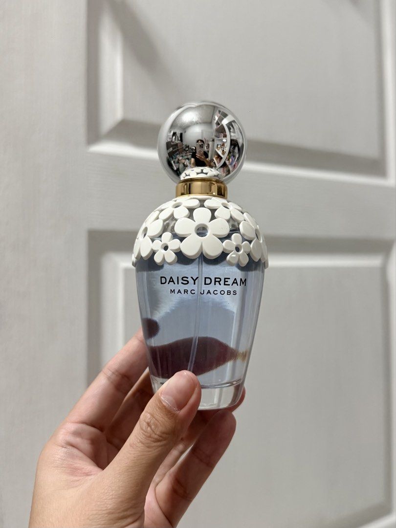 Marc Jacobs Daisy (Category: Fragrance & Deodorants) located in Bacoor. Submitted by jandeeee (Listing ID 1469451512, Image 1). Description: 90% remaining pa With box.