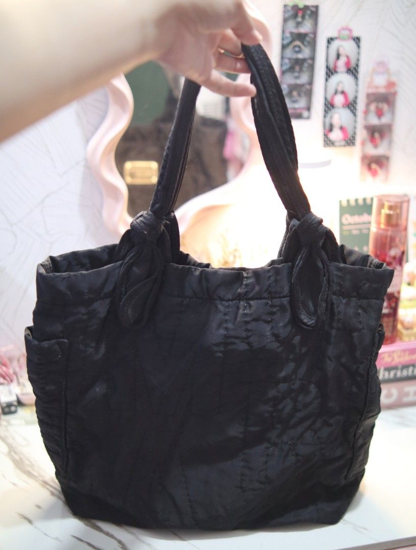 Marc Jacobs Tote Bag (Category: Tote Bags) located in Marikina City. Submitted by iamnicolefaller (Listing ID 1469432991, Image 2). Description: Marc Jacobs Tote Bag (Large) With minimal discolorations inside pero di halata Maganda ung tela ng bag, makapal sya Selling for ONLY PHP1099!!!! Rfs: too many bags 📍Marikina City Mop: Gcash, Bpi Shipping via jnt, lala, grab .