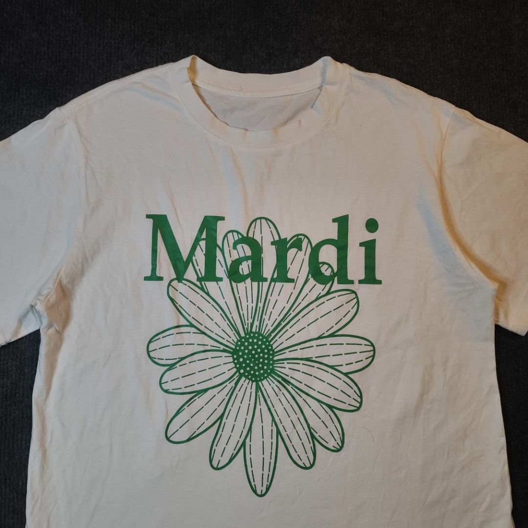 Mardi Mercredi FlowerMardi White tee (Category: Tshirts & Polo Shirts ) located in San Fernando. Submitted by retro_d (Listing ID 1469558729, Image 2). Description: - Mardi Mercredi FlowerMardi White tee - Condition: Excellent - Color Rate: 9/10 - No issue (No Neck Tag).