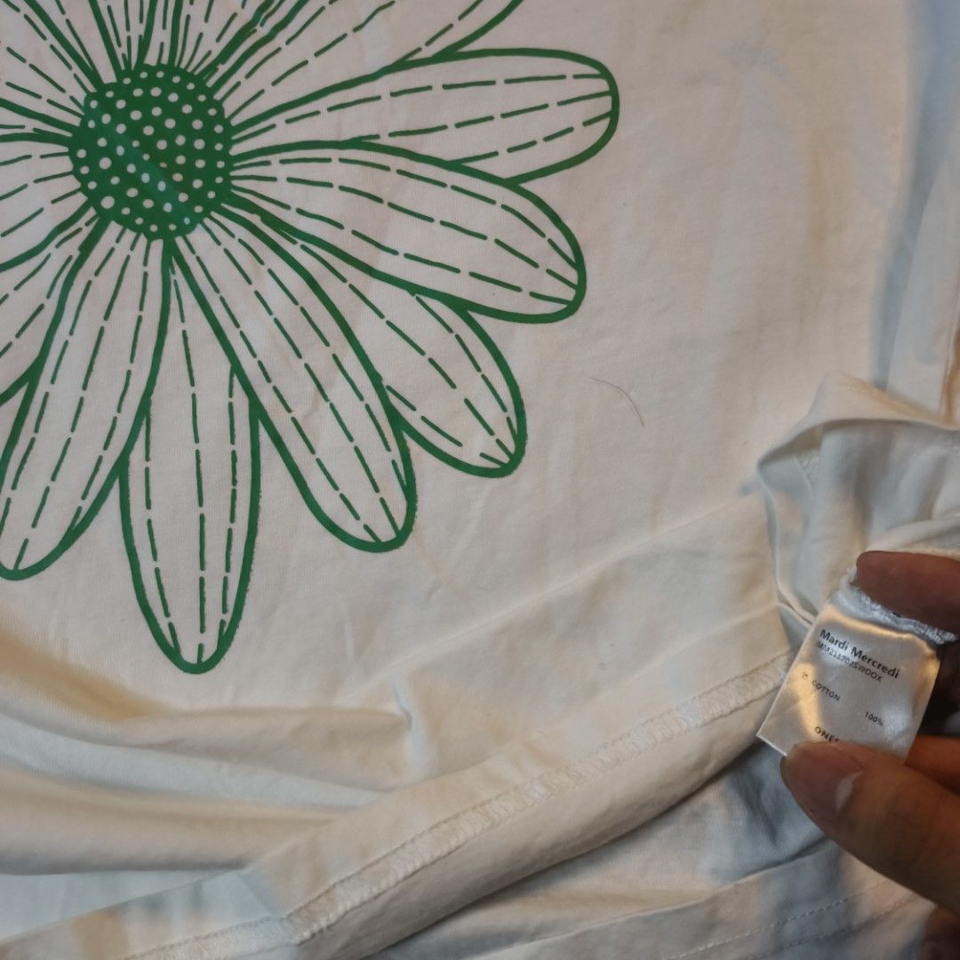 Mardi Mercredi FlowerMardi White tee (Category: Tshirts & Polo Shirts ) located in San Fernando. Submitted by retro_d (Listing ID 1469558729, Image 3). Description: - Mardi Mercredi FlowerMardi White tee - Condition: Excellent - Color Rate: 9/10 - No issue (No Neck Tag).