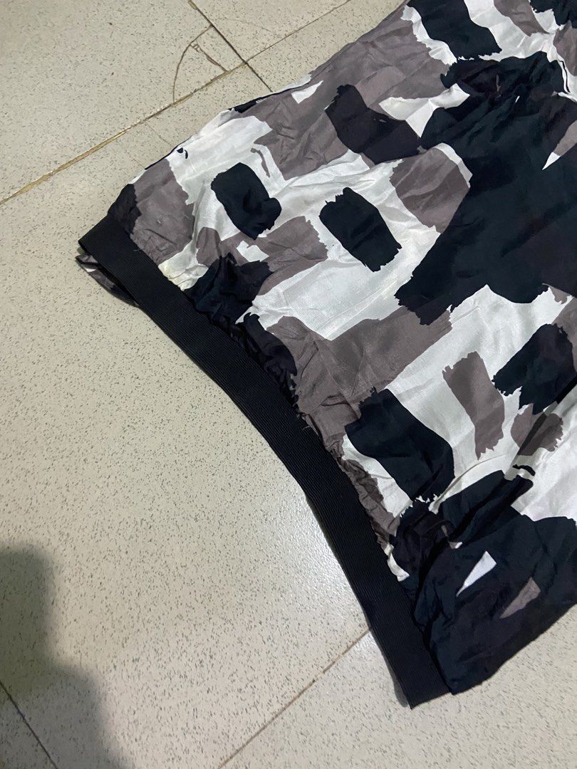MARNI ABSTRACT GRAPHIC PRINTED BLOUSE (Category: Others Tops) located in Bulacan. Submitted by rrthrifts (Listing ID 1469467423, Image 3). Description: VERY GOOD CONDITION SIZE 38 ON TAG NO ISSUE 699PHP PLUS SHIPPING FEE ONLY.