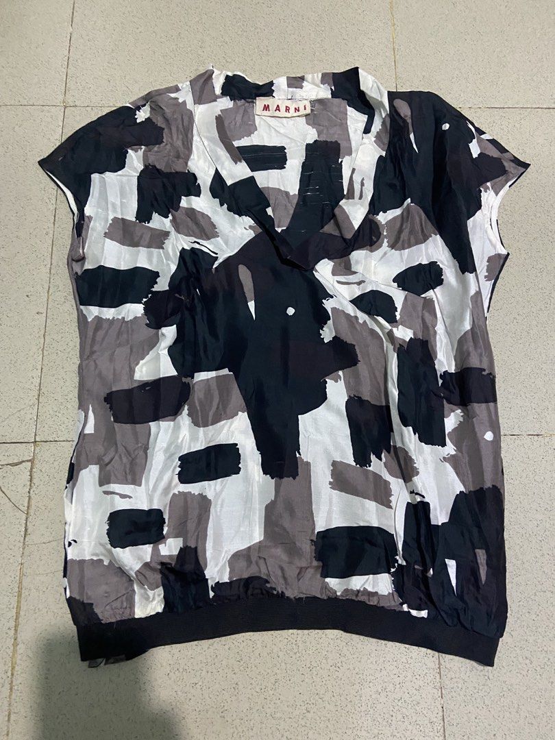 MARNI ABSTRACT GRAPHIC PRINTED BLOUSE (Category: Others Tops) located in Bulacan. Submitted by rrthrifts (Listing ID 1469467423, Image 1). Description: VERY GOOD CONDITION SIZE 38 ON TAG NO ISSUE 699PHP PLUS SHIPPING FEE ONLY.