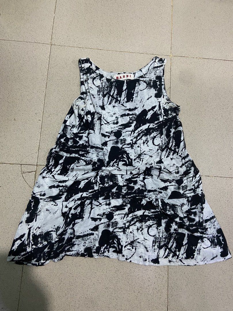 MARNI ABSTRACT SPLASH PRINT SLEEVELESS TOPS (Category: Others Tops) located in Bulacan. Submitted by rrthrifts (Listing ID 1469467943, Image 1). Description: VERY GOOD CONDITION SIZE 38 ON TAG NO ISSUE 699PHP PLUS SHIPPING FEE ONLY.
