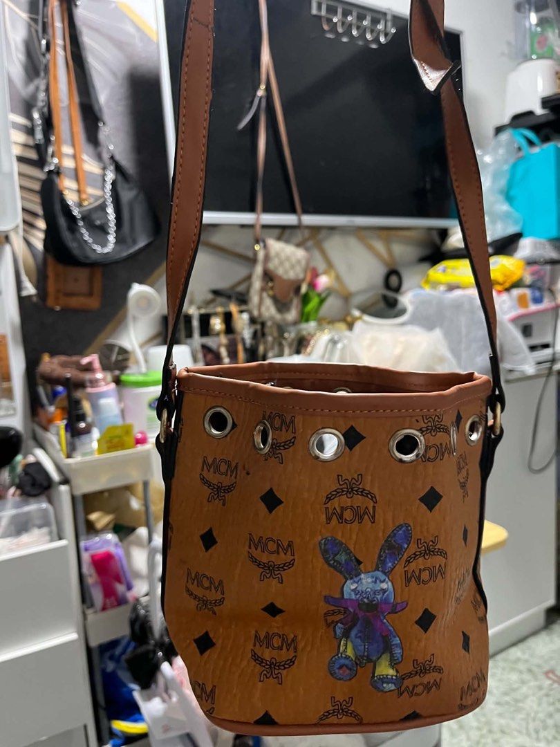 Mcm bucket (Category: Cross-body Bags) located in Caloocan City. Submitted by trebdy01 (Listing ID 1469548130, Image 1). Description: Issue :nawala ung tali.