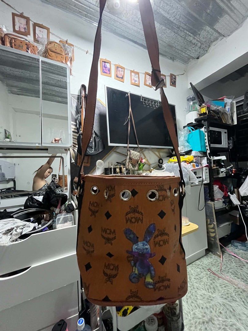 Mcm bucket (Category: Cross-body Bags) located in Caloocan City. Submitted by trebdy01 (Listing ID 1469548130, Image 2). Description: Issue :nawala ung tali.