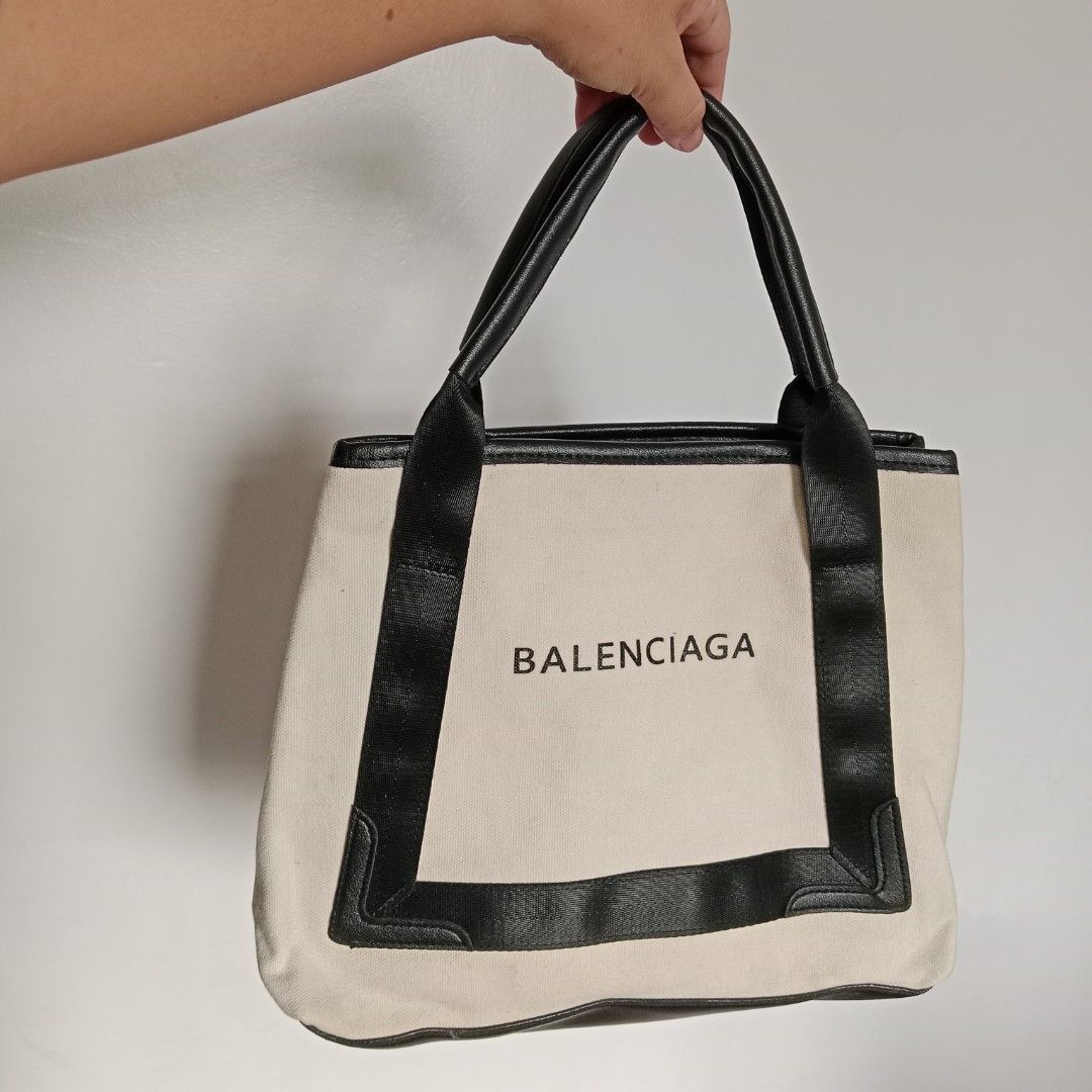 Medium Tote Bag (Category: Tote Bags) located in Manila. Submitted by mamapards17 (Listing ID 1469520671, Image 1). Description: .