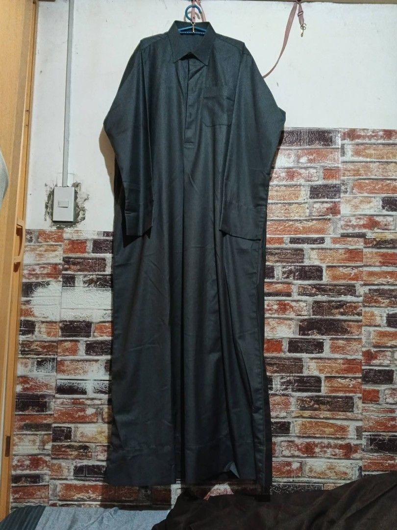 Mens Long Sleeve Thobe Jubba Dark Grey (Category: Coats, Jackets and Outerwear) located in Antipolo. Submitted by experience06 (Listing ID 1469466254, Image 3). Description: - Color: Dark grey - Design: Traditional thobe with a relaxed, ankle-length maxi fit - Features: Long sleeves, front chest pocket, and collar neckline - Closure: Convenient button closure at the top placket - Condition: Brand new and high quality.