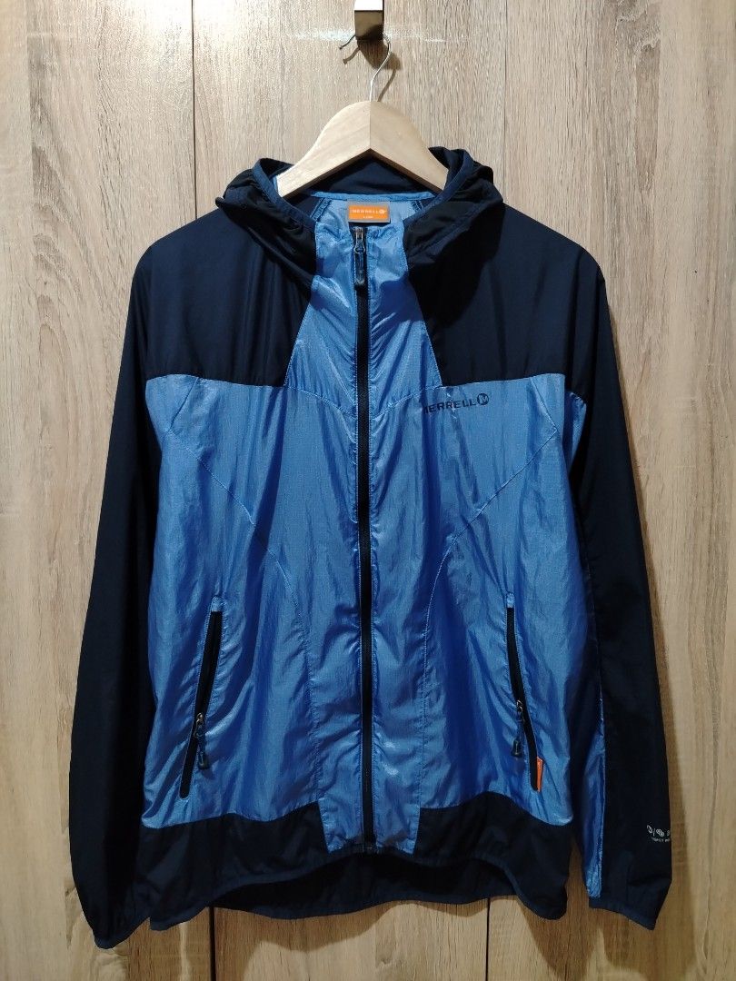 MERRELL lightweight packable jacket (Category: Activewear) located in Plaridel. Submitted by orfdnix (Listing ID 1469449381, Image 1). Description: *MERRELL lighweight windbreaker (packable) large 22 x 26/28 Excellent Condition Minor stain on back Loc: bulacan.