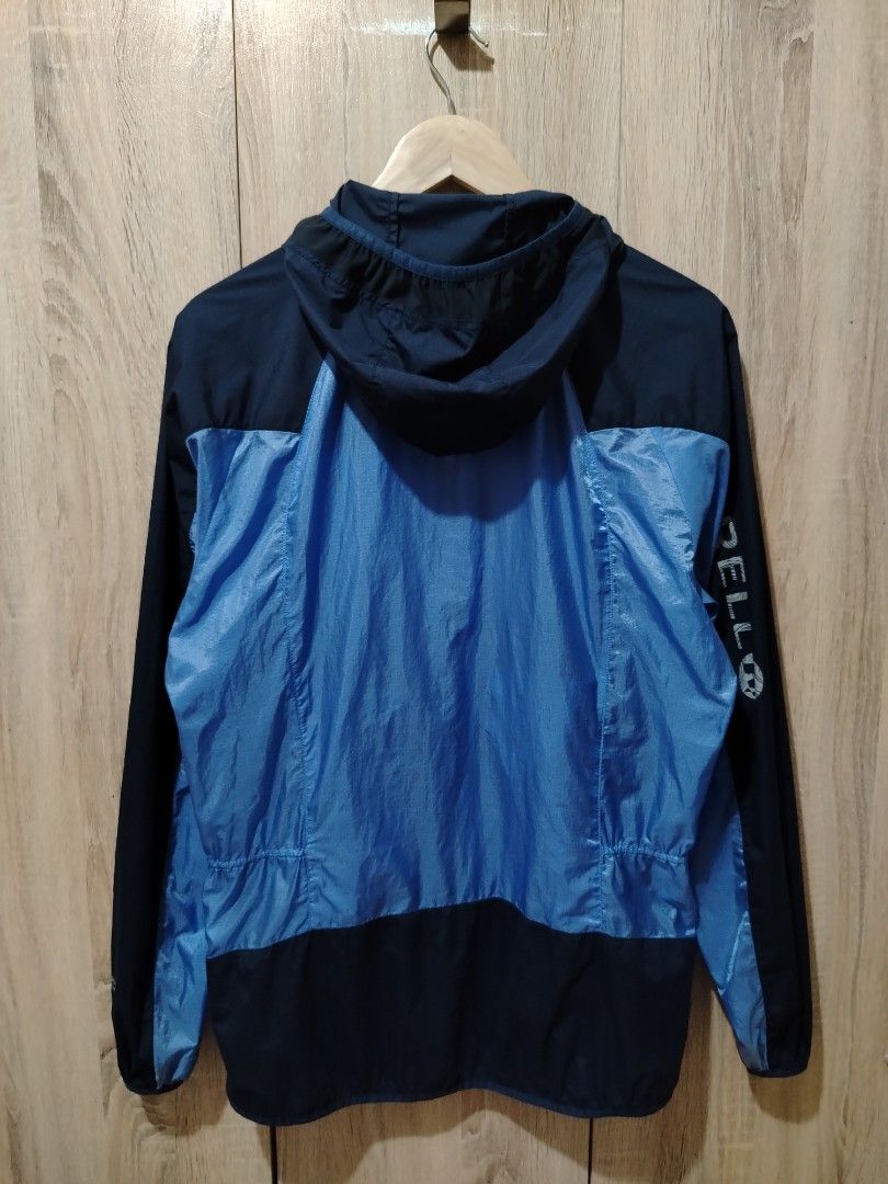 MERRELL lightweight packable jacket (Category: Activewear) located in Plaridel. Submitted by orfdnix (Listing ID 1469449381, Image 2). Description: *MERRELL lighweight windbreaker (packable) large 22 x 26/28 Excellent Condition Minor stain on back Loc: bulacan.