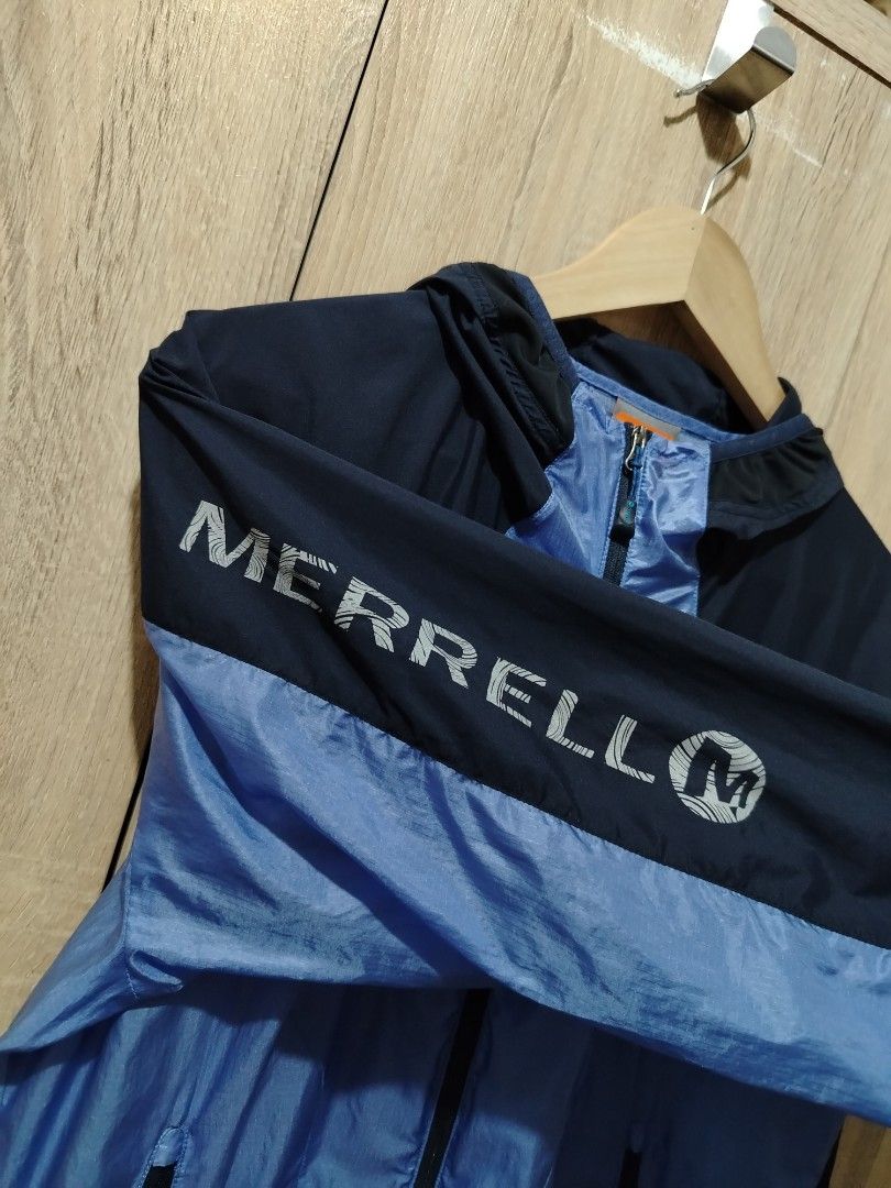 MERRELL lightweight packable jacket (Category: Activewear) located in Plaridel. Submitted by orfdnix (Listing ID 1469449381, Image 3). Description: *MERRELL lighweight windbreaker (packable) large 22 x 26/28 Excellent Condition Minor stain on back Loc: bulacan.