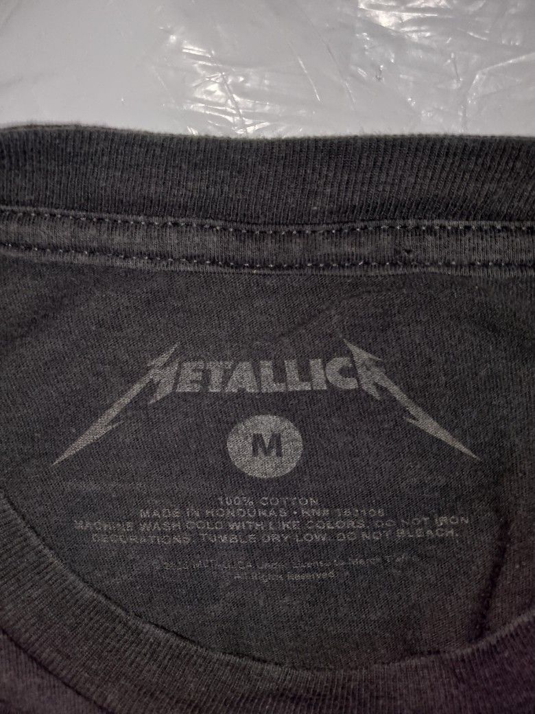 METALLICA' RIDE THE LIGHTNING TEE'S (Category: Activewear) located in Saint Bernard. Submitted by j0h_mhongg (Listing ID 1469510065, Image 2). Description: - DIMES: 20 × 26 (M-ON TAG) - NO ISSUE - GOOD AS NEW CONDITION - 10/10 COLOR RATE - METALLICA' RIDE THE LIGHTNING TEE'S - DATED BUT IT ERASE.