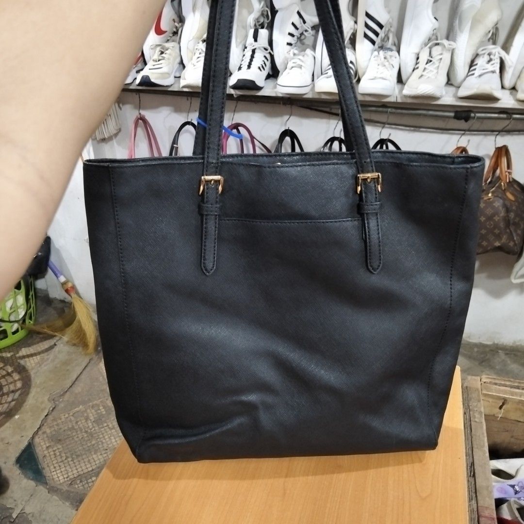 Michael Kors (Category: Shoulder Bags) located in El Salvador. Submitted by francheskaukayukay (Listing ID 1469453176, Image 3). Description: .