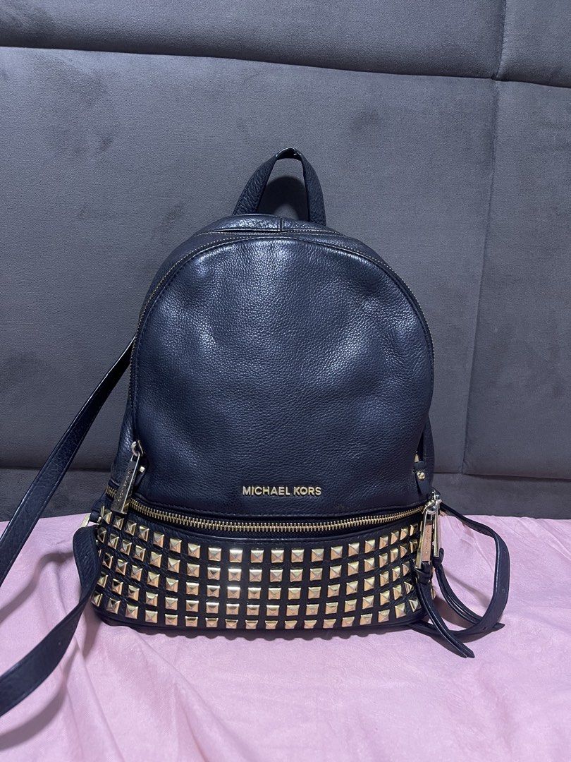 Michael Kors Backpack (Category: Luxury Bags & Wallets) located in Quezon City. Submitted by kaikaiprelovedshop (Listing ID 1469436509, Image 1). Description: Selling this Backpack in Genuine Leather, no mahor flaws. still in very good condition. Pls check photos. also natanggal kang po yung jelly tag but guaranteed original👌.