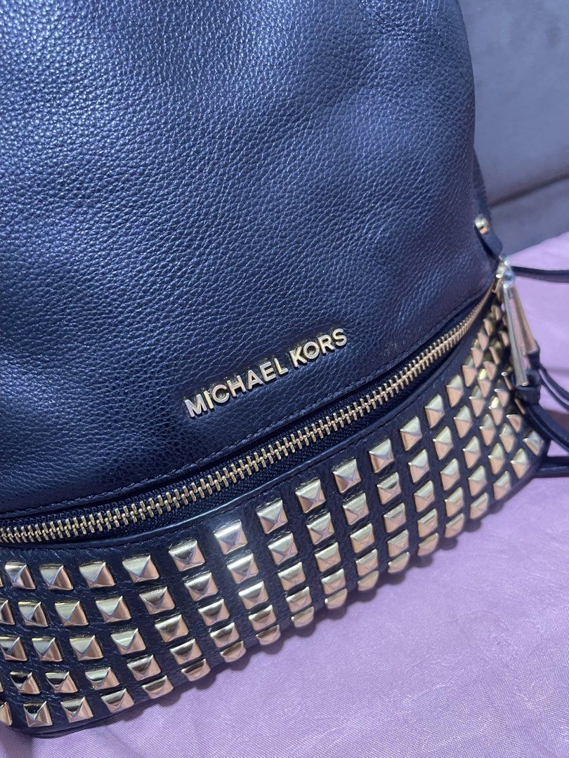 Michael Kors Backpack (Category: Luxury Bags & Wallets) located in Quezon City. Submitted by kaikaiprelovedshop (Listing ID 1469436509, Image 2). Description: Selling this Backpack in Genuine Leather, no mahor flaws. still in very good condition. Pls check photos. also natanggal kang po yung jelly tag but guaranteed original👌.