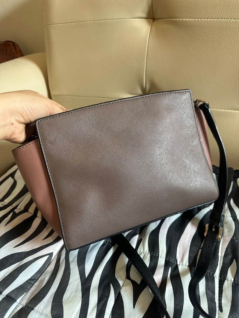 Michael Kors bag (Category: Cross-body Bags) located in Las Pinas. Submitted by wisedragon-84af (Listing ID 1469448982, Image 3). Description: .