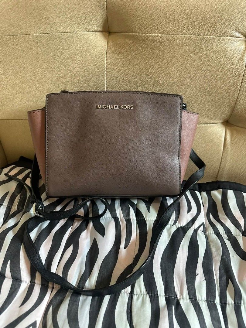 Michael Kors bag (Category: Cross-body Bags) located in Las Pinas. Submitted by wisedragon-84af (Listing ID 1469448982, Image 1). Description: .