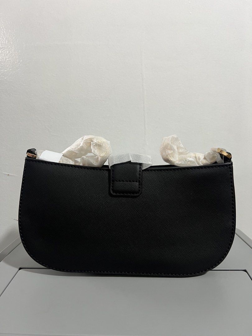MICHAEL KORS CARMEN KILI BAG PRINT (Category: Shoulder Bags) located in Baguio. Submitted by kyrawang22 (Listing ID 1469509454, Image 2). Description: .