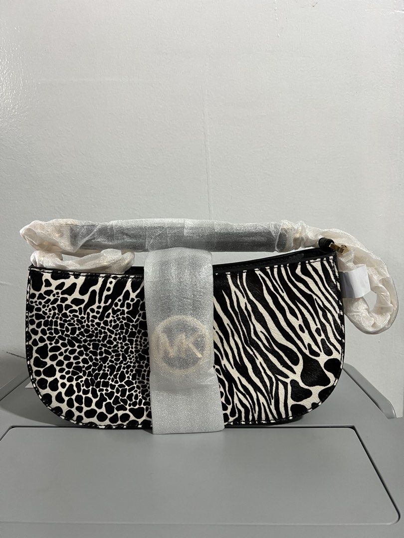 MICHAEL KORS CARMEN KILI BAG PRINT (Category: Shoulder Bags) located in Baguio. Submitted by kyrawang22 (Listing ID 1469509454, Image 1). Description: .