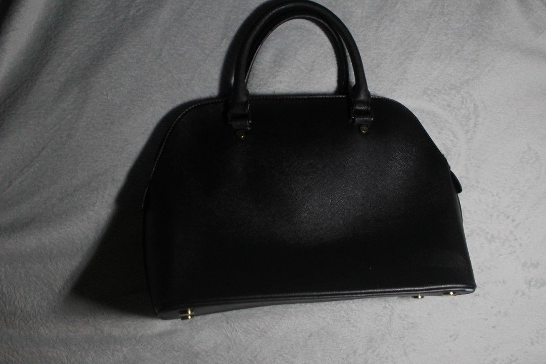 Michael Kors Cindy Medium Dome Satchel (Category: Shoulder Bags) located in Tarlac. Submitted by trishatrish3 (Listing ID 1469402948, Image 2). Description: .