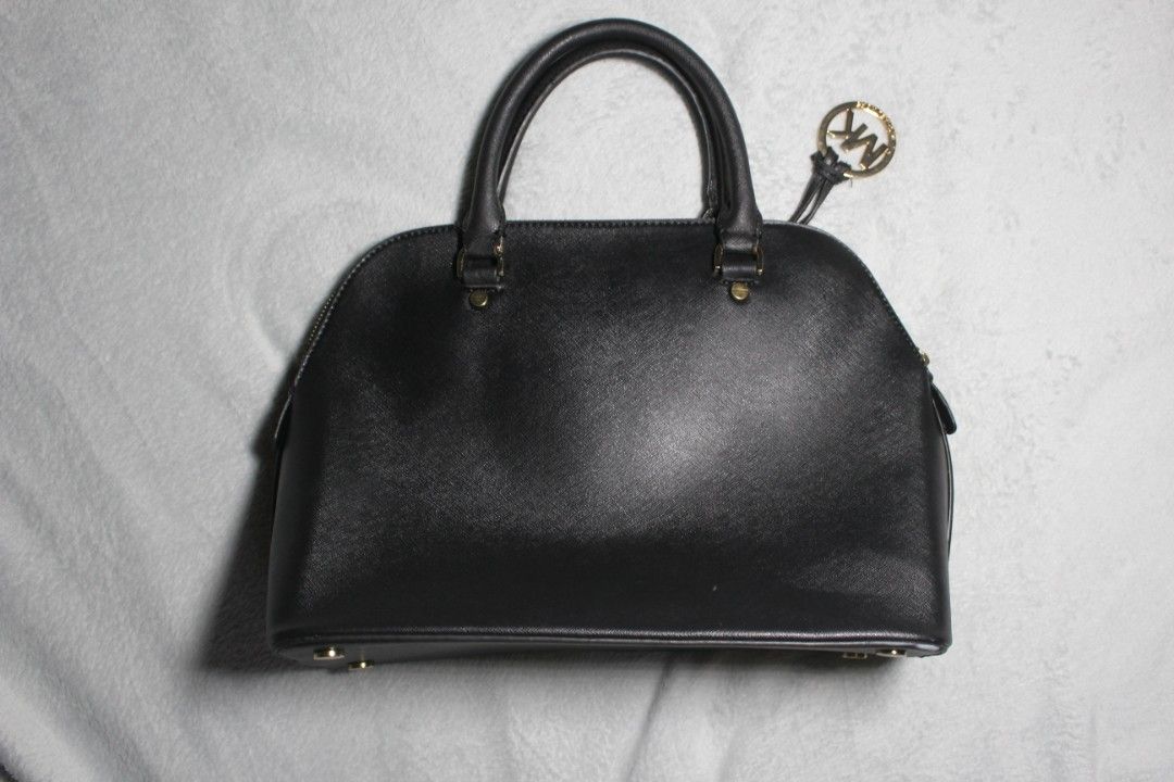 Michael Kors Cindy Medium Dome Satchel (Category: Shoulder Bags) located in Tarlac. Submitted by trishatrish3 (Listing ID 1469402948, Image 3). Description: .