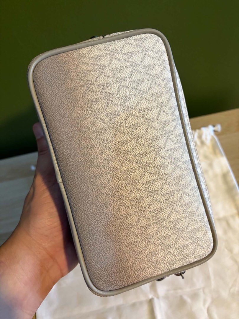 MICHAEL KORS Connie Gradient Camera Bag (Category: Cross-body Bags) located in Bacoor. Submitted by imluckycat (Listing ID 1469409398, Image 3). Description: Rank: AB Inclusion(s): Dustbag L:21cm H:12cm D:7cm Fixed price.