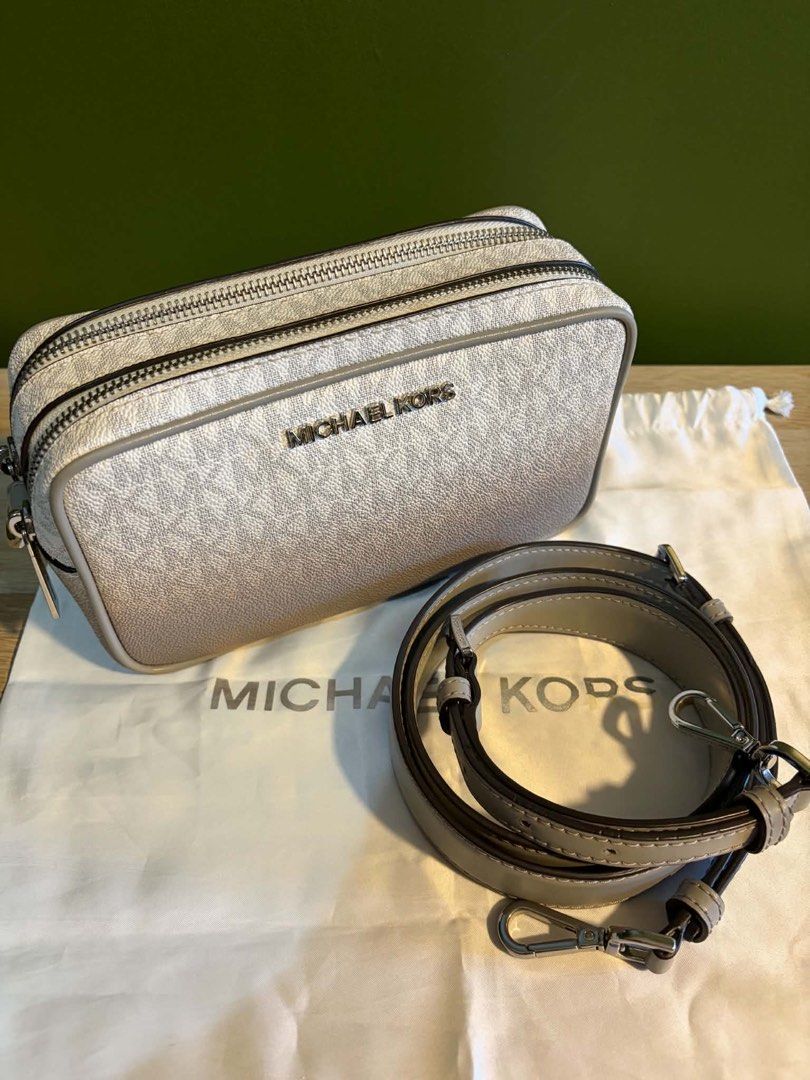 MICHAEL KORS Connie Gradient Camera Bag (Category: Cross-body Bags) located in Bacoor. Submitted by imluckycat (Listing ID 1469409398, Image 2). Description: Rank: AB Inclusion(s): Dustbag L:21cm H:12cm D:7cm Fixed price.