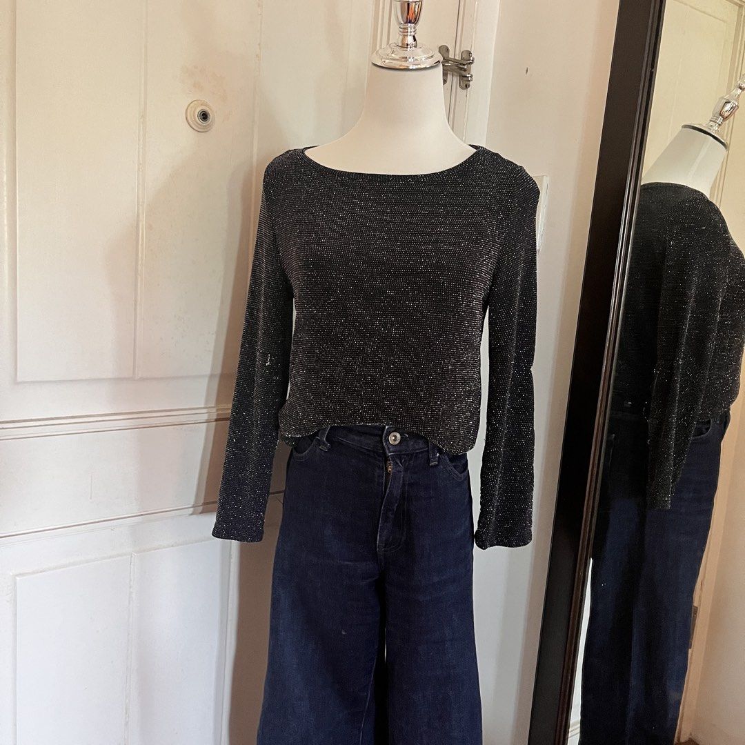 Michael Kors longsleeve top (Category: Luxury Apparel) located in Muntinlupa City. Submitted by on.repeeat (Listing ID 1469419724, Image 1). Description: Has some runs pls see last photo Small to medium size Lightweight and classy Perfect for night out.