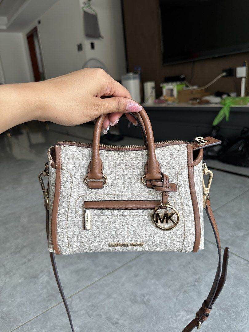 Michael Kors Satchel Bag (Category: Shoulder Bags) located in Manila. Submitted by angc_finds (Listing ID 1469419877, Image 1). Description: Preloved Michael Kors Satchel Bag Please check photos for issues ₱2,500 negotiable 📍Marina, Parañaque.