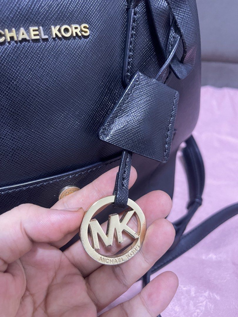 Michael Kors Two way (Category: Luxury Bags & Wallets) located in Quezon City. Submitted by kaikaiprelovedshop (Listing ID 1469436896, Image 2). Description: No flaws, but replaced asling. guaranteed original💯💯.