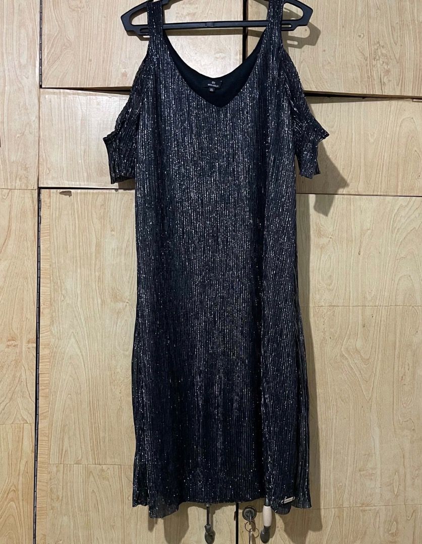 MICHAELA Black Metallic Pleated Dress (Category: Sleeveless) located in Antipolo. Submitted by annedeclutterss (Listing ID 1469462581, Image 1). Description: - Brand: MICHAELA - Size: XL - Color: Black and silver with a shimmery metallic finish - Design: All-over pleats, sleeveless, and V-neckline - Condition: Used. Still in good condition..
