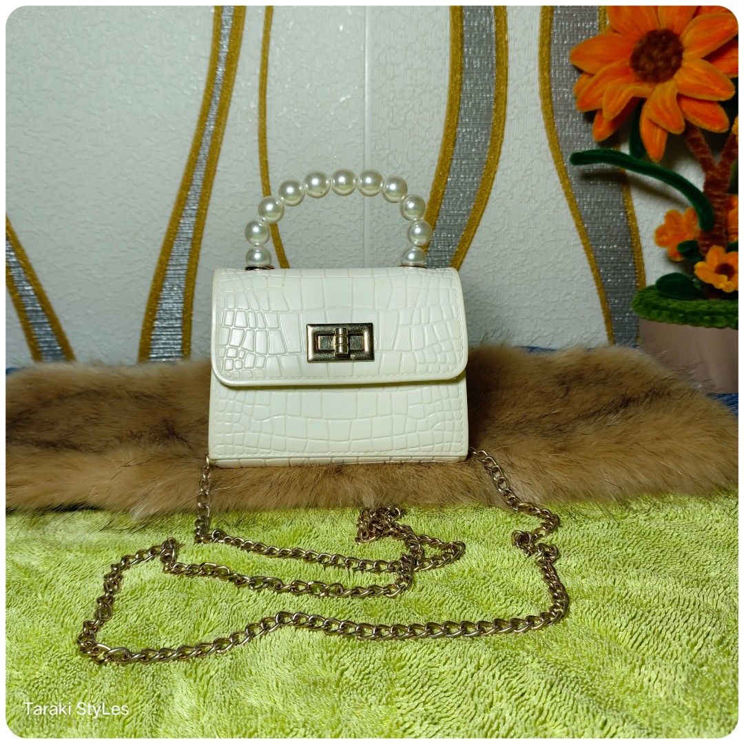 MiCRO SLiNG BAG (Category: Cross-body Bags) located in Baguio. Submitted by castiel.25 (Listing ID 1469440732, Image 1). Description: ▪️Ukay-Source ▪️Excellent Condition ▪️Thick MateriaL ▪️For Small iTems onLy ▪️Hindi kasya ang Phone.