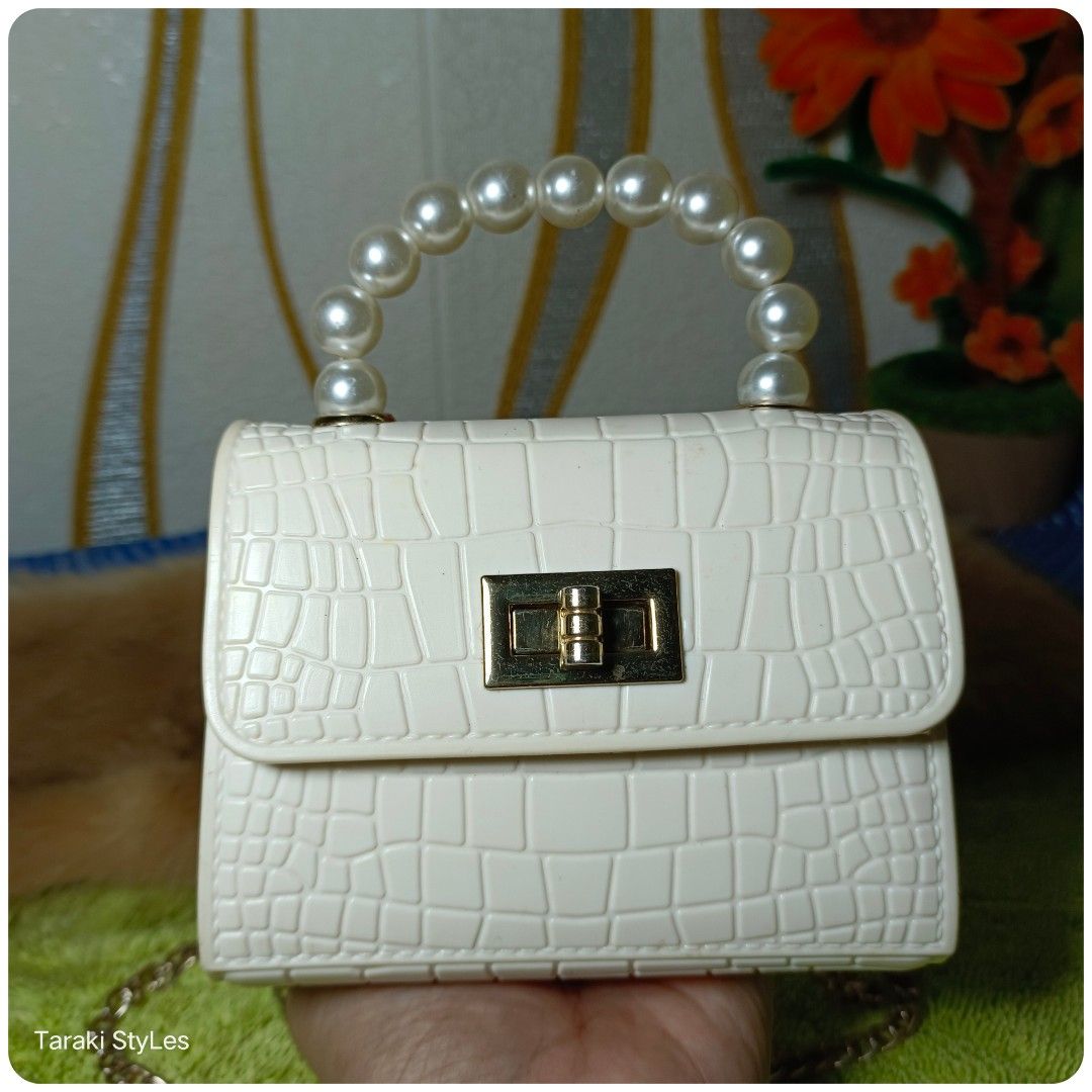 MiCRO SLiNG BAG (Category: Cross-body Bags) located in Baguio. Submitted by castiel.25 (Listing ID 1469440732, Image 2). Description: ▪️Ukay-Source ▪️Excellent Condition ▪️Thick MateriaL ▪️For Small iTems onLy ▪️Hindi kasya ang Phone.