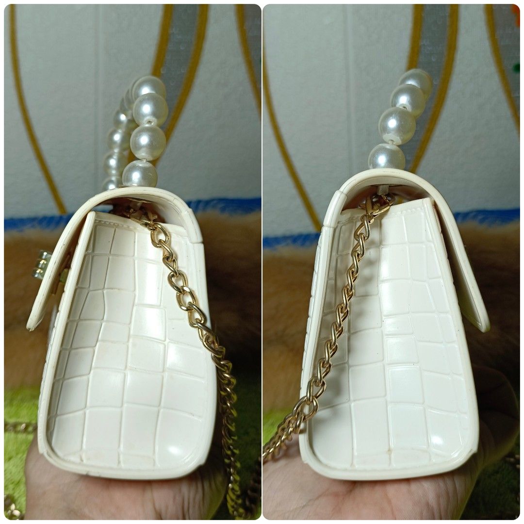 MiCRO SLiNG BAG (Category: Cross-body Bags) located in Baguio. Submitted by castiel.25 (Listing ID 1469440732, Image 3). Description: ▪️Ukay-Source ▪️Excellent Condition ▪️Thick MateriaL ▪️For Small iTems onLy ▪️Hindi kasya ang Phone.