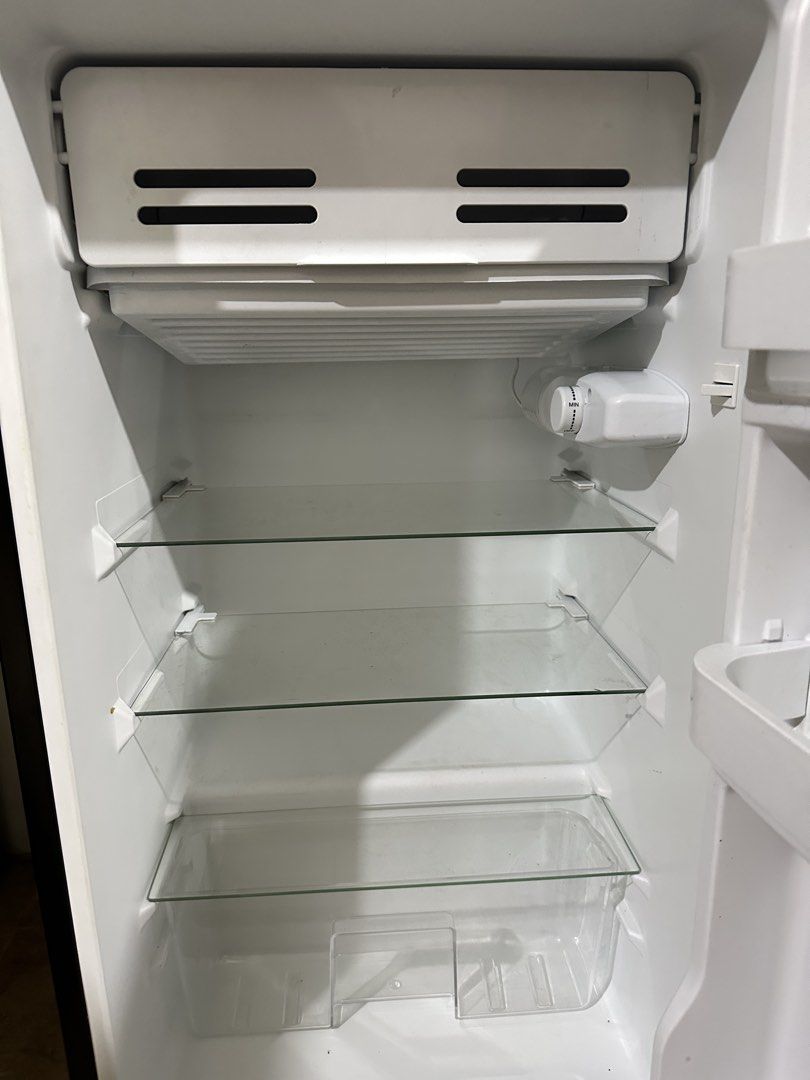 Midea Refrigerator (Category: Refrigerators and Freezers) located in Manila. Submitted by celinajj (Listing ID 1469447522, Image 3). Description: - Brand: Midea - Model: MDRD142FGH28 - Type: Single-Door Personal Refrigerator - Capacity: 3.3 cu. ft. - Cooling System: Inverter - Condition: Good as new in terms of functionality - Ideal for: Dorm rooms, offices, or extra kitchen storage.