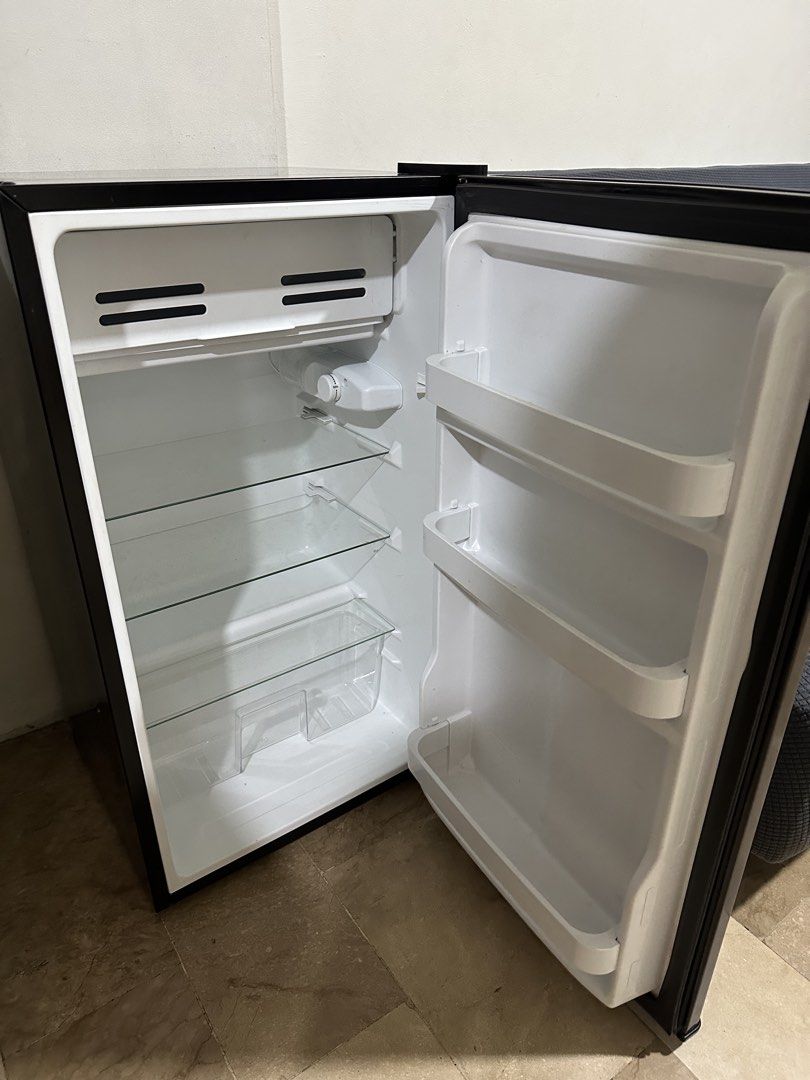 Midea Refrigerator (Category: Refrigerators and Freezers) located in Manila. Submitted by celinajj (Listing ID 1469447522, Image 2). Description: - Brand: Midea - Model: MDRD142FGH28 - Type: Single-Door Personal Refrigerator - Capacity: 3.3 cu. ft. - Cooling System: Inverter - Condition: Good as new in terms of functionality - Ideal for: Dorm rooms, offices, or extra kitchen storage.