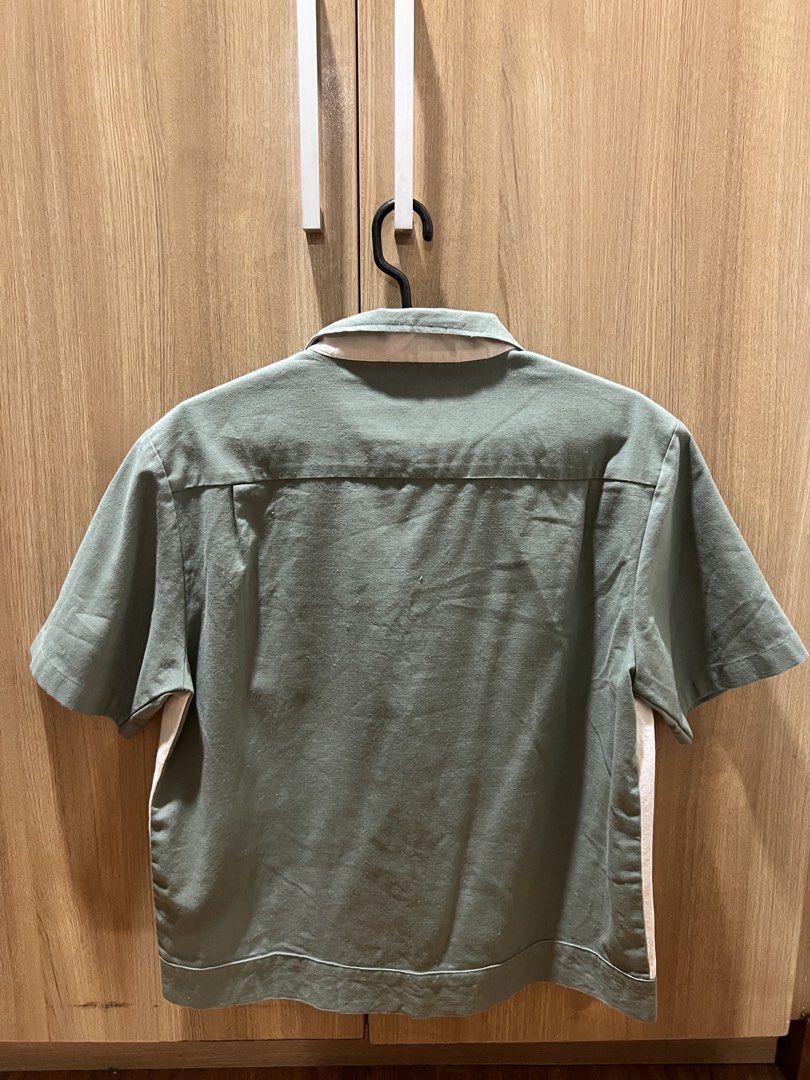 Mint Two Tone Boxy Cropped Polo (Men’s) (Category: Tshirts & Polo Shirts ) located in Quezon. Submitted by newmanilaselected (Listing ID 1469519570, Image 2). Description: Very nice two-tone polo from local brand, Mint. Great quality material and very presko. Solid attention to detail din like the collar, cuts, etc. Details are as follows: - Size small (boxy cropped fit) - Good as new. Barely worn - Selling for P450.