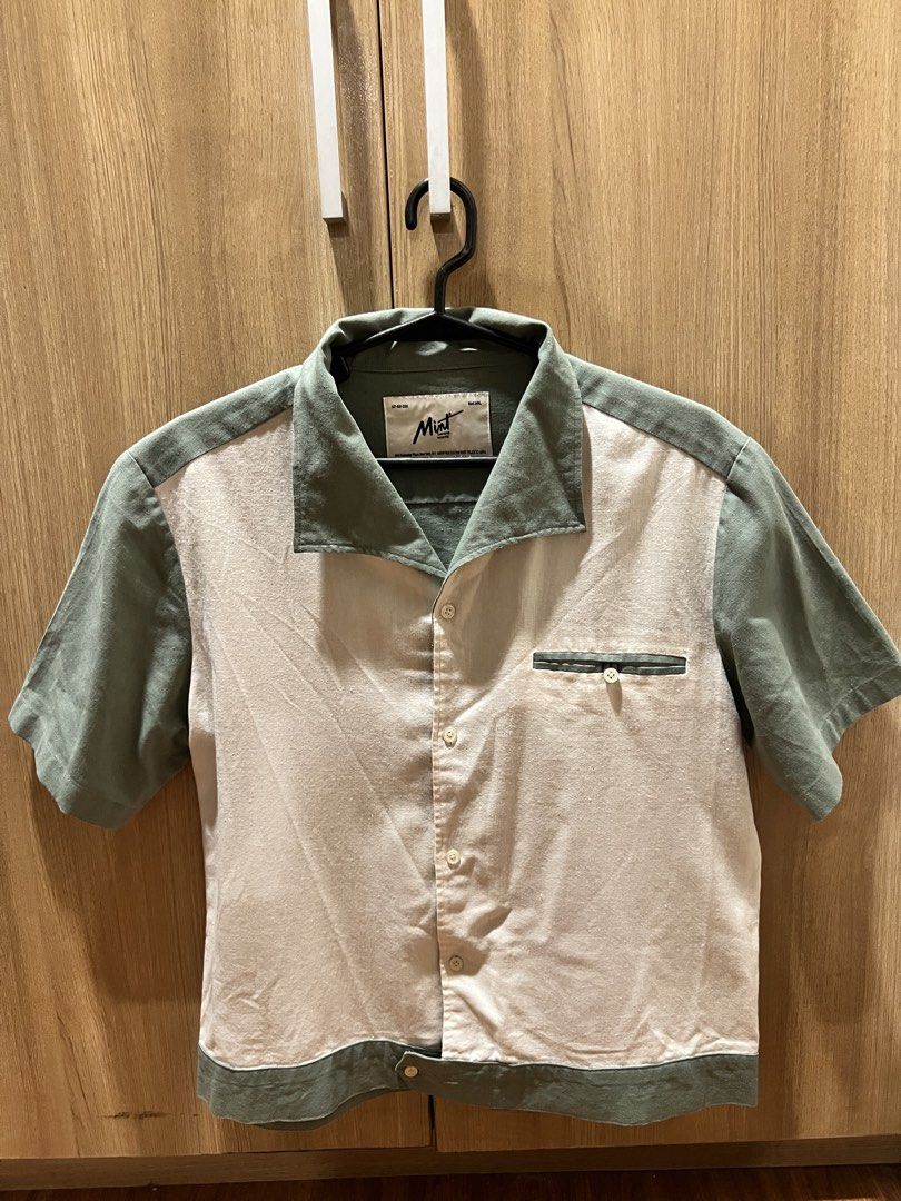 Mint Two Tone Boxy Cropped Polo (Men’s) (Category: Tshirts & Polo Shirts ) located in Quezon. Submitted by newmanilaselected (Listing ID 1469519570, Image 1). Description: Very nice two-tone polo from local brand, Mint. Great quality material and very presko. Solid attention to detail din like the collar, cuts, etc. Details are as follows: - Size small (boxy cropped fit) - Good as new. Barely worn - Selling for P450.