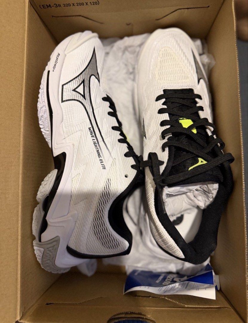 Mizuno Wave Lightning Elite Volleyball Shoes (Category: Sneakers & Footwear) located in Manila. Submitted by montbellgem1225 (Listing ID 1469438504, Image 1). Description: Mens size 7 shoes never used with box and paper.