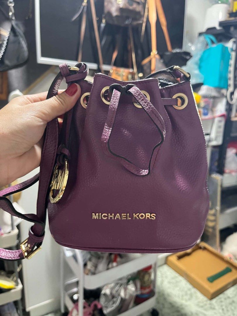 Authentic Mk Fulton small pebbled drawstring bucket (Category: Cross-body Bags) located in Caloocan City. Submitted by trebdy01 (Listing ID 1469547572, Image 2). Description: Issue :tas tas ung fabric sa loob.