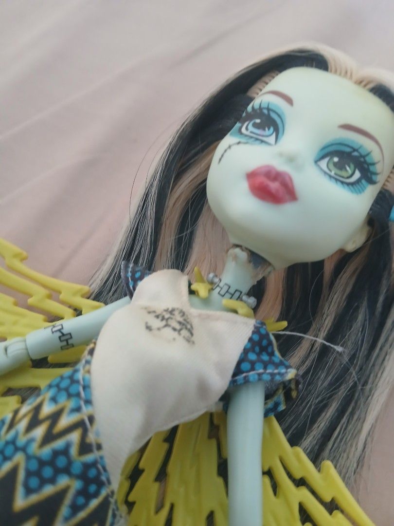 Monster High Power Ghouls Frankie Stein (Category: Figurines & Statues) located in Manila. Submitted by m1ssjaee (Listing ID 1469397156, Image 2). Description: Semi Complete comes with Box and Diary (Can be FOR TRADE) just dm! Missing: Bracelets, Earrings, Stand Condition: 7/10 - Soft Hair - Good Joints Flaws: - Yellowing due to Glue - Broken neck but repaired - Small Stain on the body (not noticeable) price can be negotiable! MOD: Gcash Only! MO