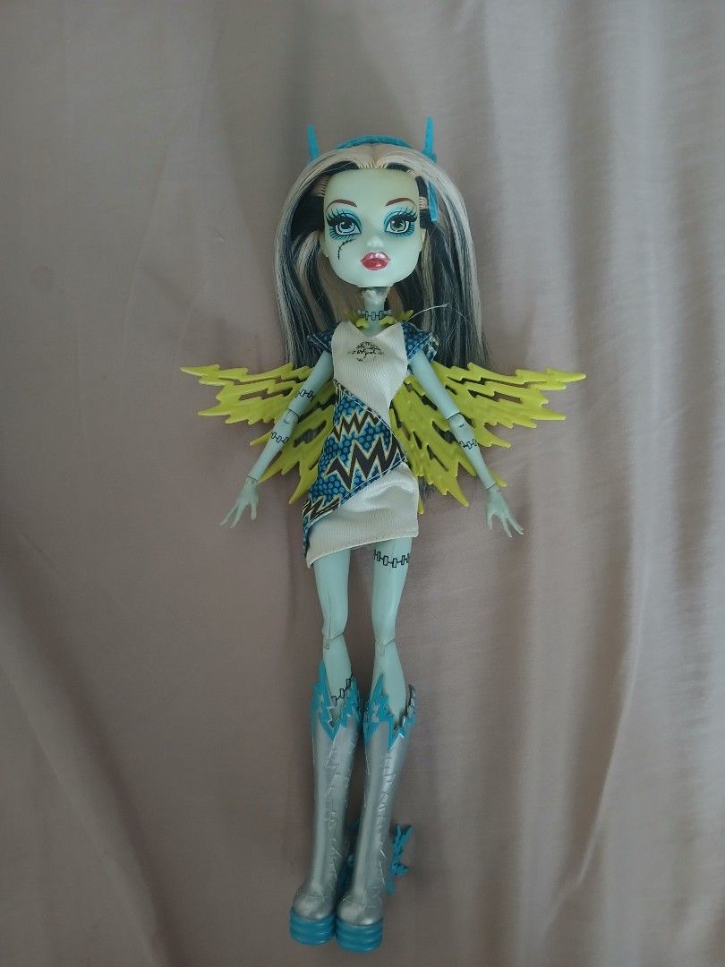 Monster High Power Ghouls Frankie Stein (Category: Figurines & Statues) located in Manila. Submitted by m1ssjaee (Listing ID 1469397156, Image 1). Description: Semi Complete comes with Box and Diary (Can be FOR TRADE) just dm! Missing: Bracelets, Earrings, Stand Condition: 7/10 - Soft Hair - Good Joints Flaws: - Yellowing due to Glue - Broken neck but repaired - Small Stain on the body (not noticeable) price can be negotiable! MOD: Gcash Only! MO