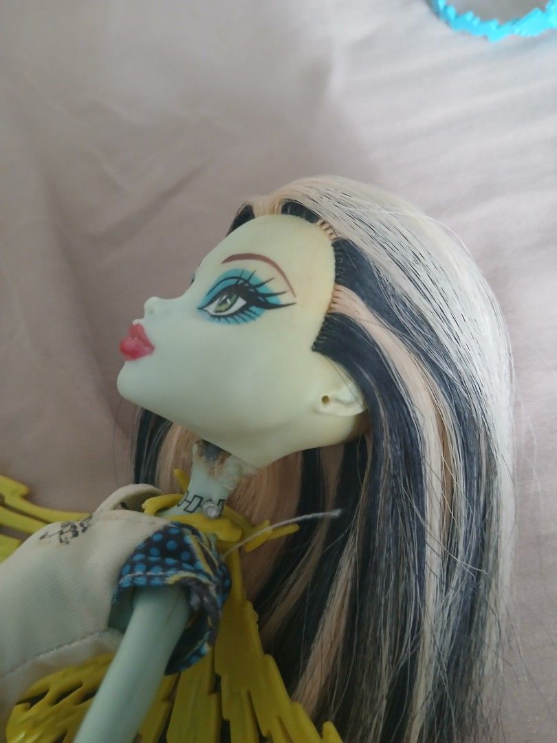Monster High Power Ghouls Frankie Stein (Category: Figurines & Statues) located in Manila. Submitted by m1ssjaee (Listing ID 1469397156, Image 3). Description: Semi Complete comes with Box and Diary (Can be FOR TRADE) just dm! Missing: Bracelets, Earrings, Stand Condition: 7/10 - Soft Hair - Good Joints Flaws: - Yellowing due to Glue - Broken neck but repaired - Small Stain on the body (not noticeable) price can be negotiable! MOD: Gcash Only! MO