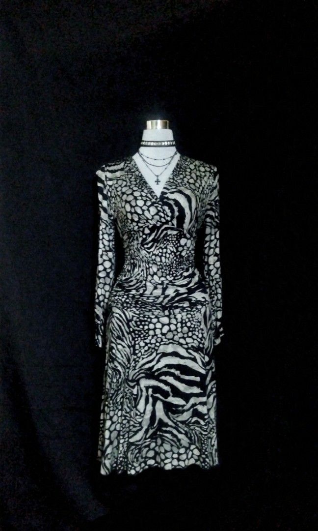 Morgan De Toi Midi Dress (Category: Dresses) located in Loon. Submitted by victorianaretouche (Listing ID 1469427397, Image 1). Description: .